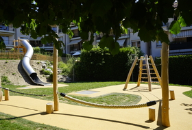 place de jeux en bois naturel
