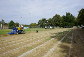 Une pelouse d’agrément aménage en terrain de football pour tous. Le travaux d’amélioration de la pelouse d’agrément au centre sportif du Guintzet de Fribourg von permettre de jouer au football de manière intensive sur cette surface. Un système d’arrosage intégré à été installé. Le nouveau réseau de drainage renforcé de fente de suintement ainsi que les travaux mécaniques sur la pelouse vont permettre d’augmenter considérablement la charge d’utilisation du terrain