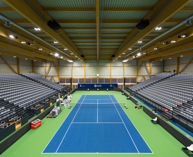 Halle de tennis en configuration tournoi, 2'560 places Swiss Tennis Arena