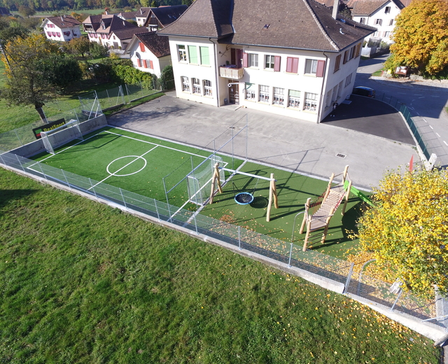 Chevroux - Place de jeux de l'école