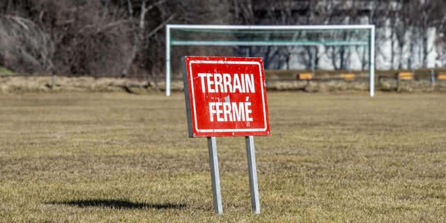 Terrain de football fermé